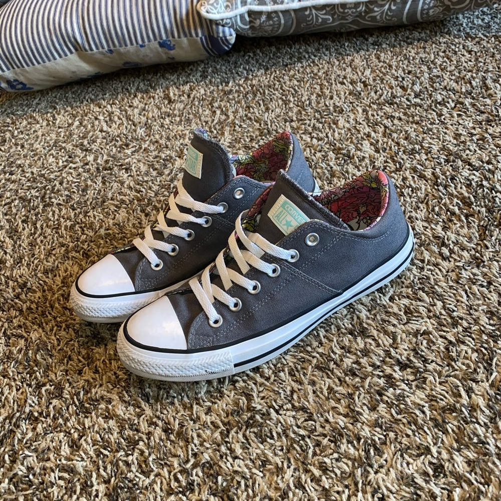 Converse / grey / Women’s size 9